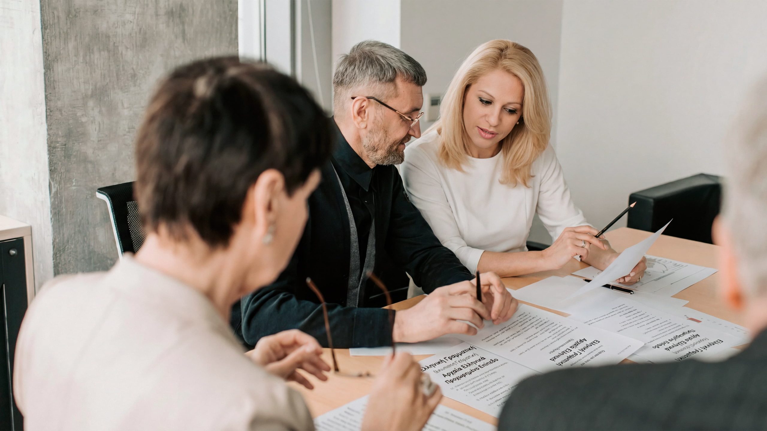 Curs de grup pentru învățarea limbii grecești, discuții și colaborare.