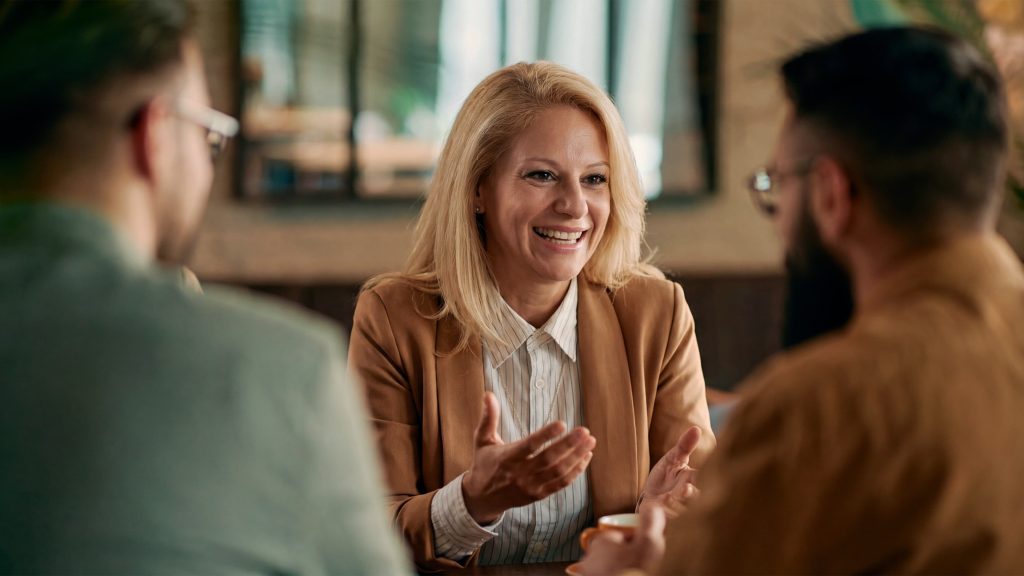 Lecție de limba greacă cu adulți, interacțiune și comunicare activă.