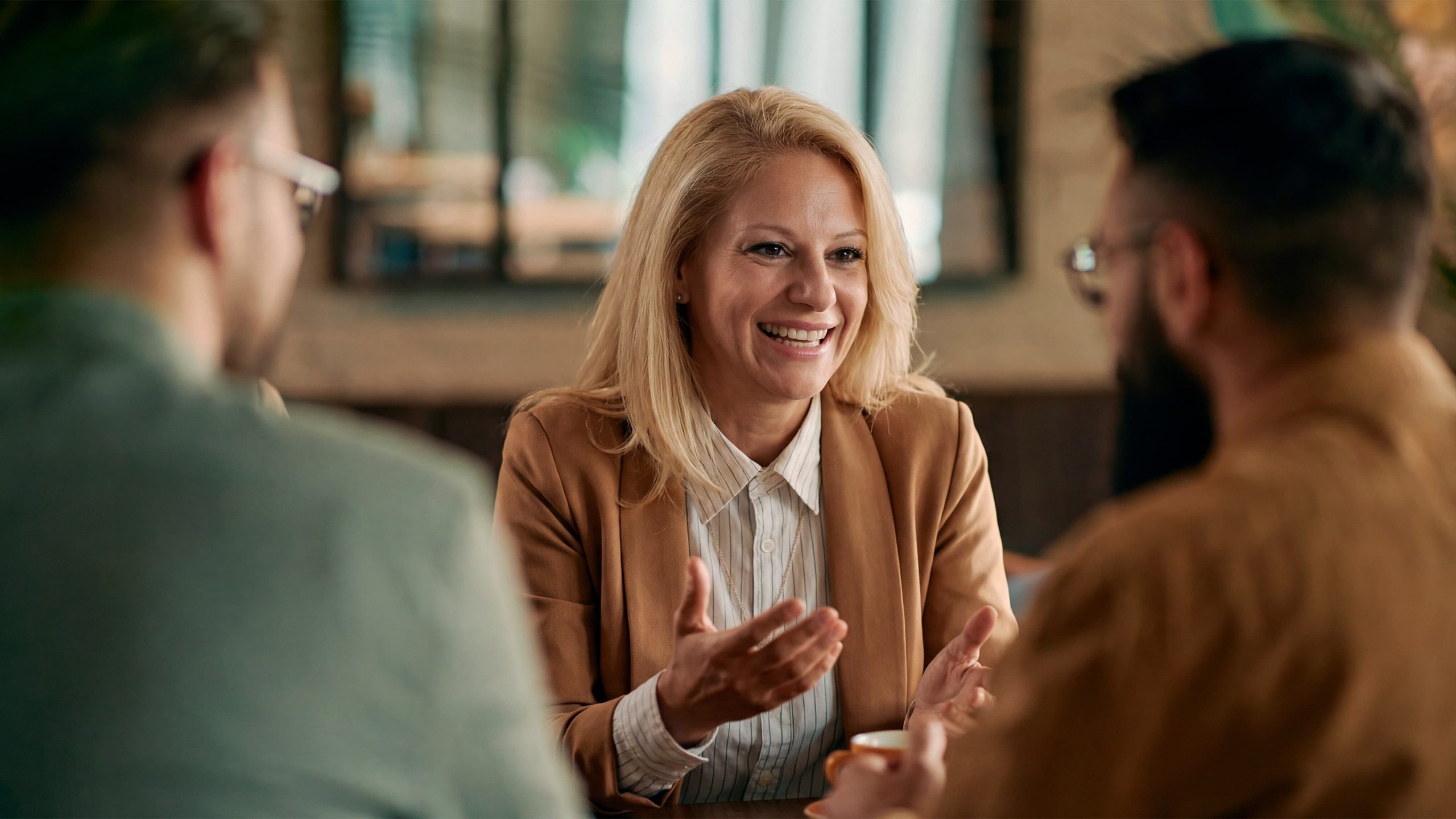 Lecție de limba greacă cu adulți, interacțiune și comunicare activă.