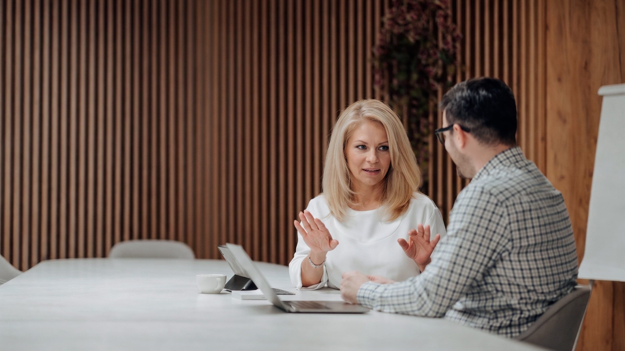 Profesor explicând limba greacă unei eleve în cadrul unei lecții individuale.